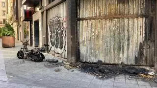 Pegan fuego con gasolina a una moto aparcada en una calle del centro de Gijón: "Fueron gamberros"