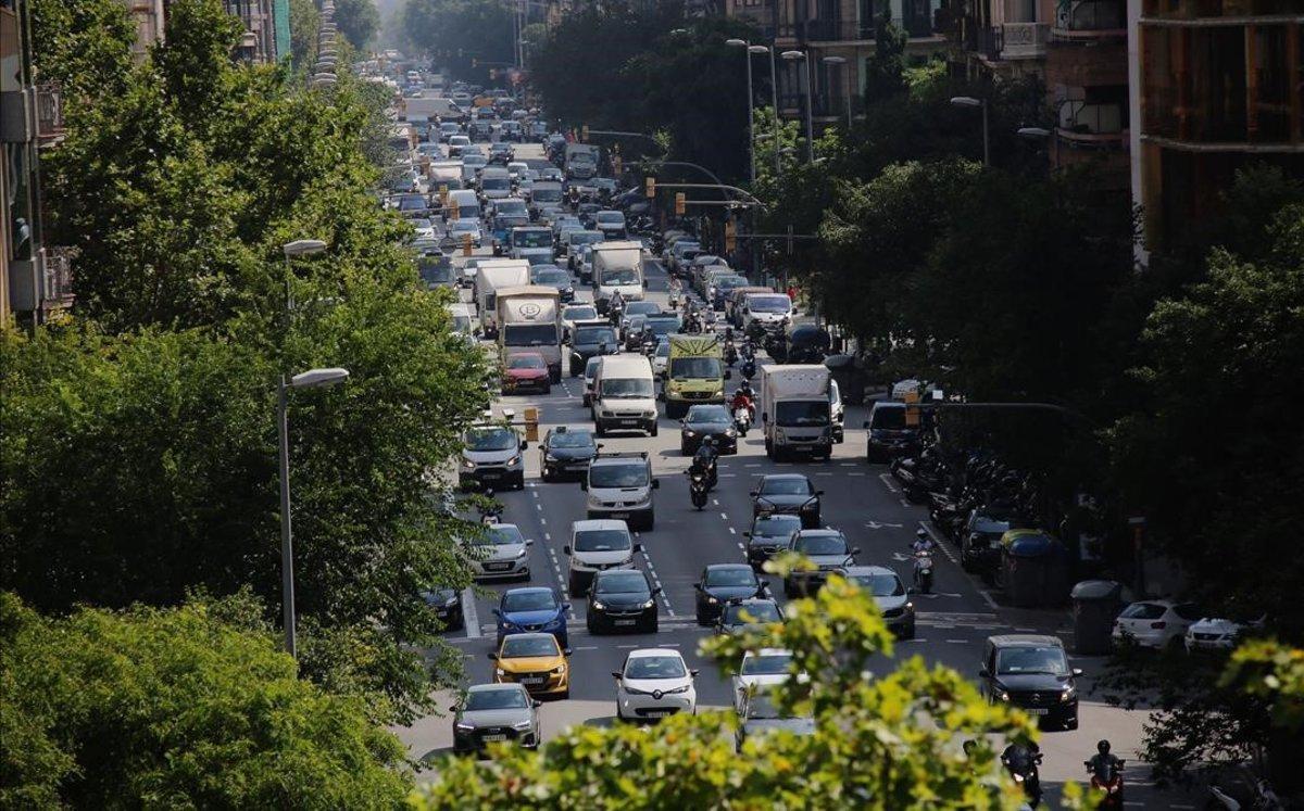 Imagen actual de la calle de Aragó, donde está previsto instalar un carril bici.