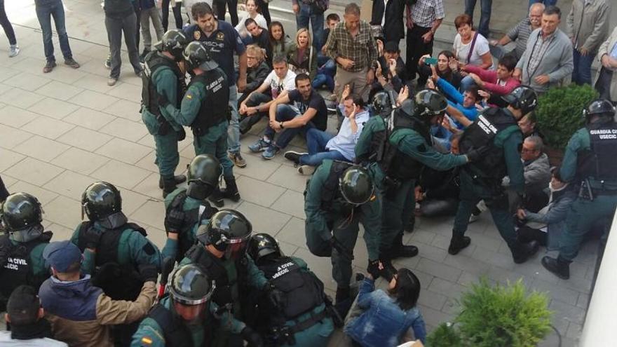 Agents de la Guàrdia Civil carregant contra votant a Fonollosa.