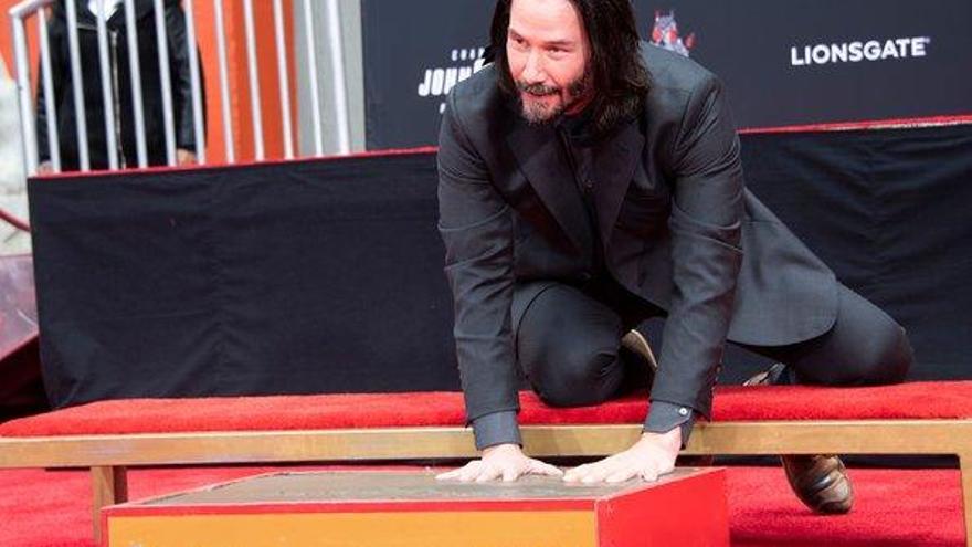 Keanu Reeves inmortaliza sus huellas y firma en Hollywood