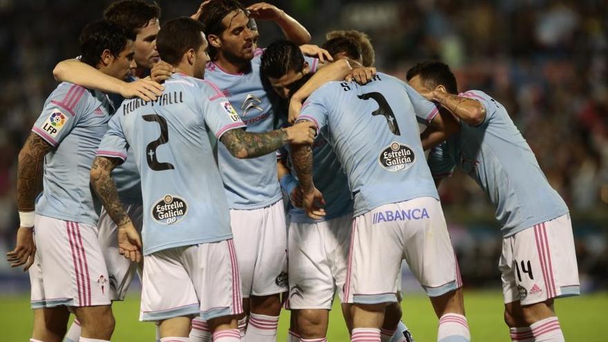 Los jugadores celestes celebran el segundo gol de Santi Mina. // Adrián Irago