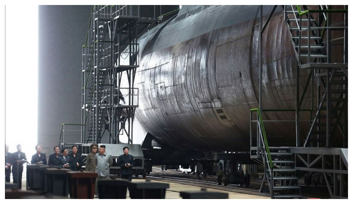 Archivo - Kim Jong Un inspecciona la construcción de un submarino en una imagen de archivo