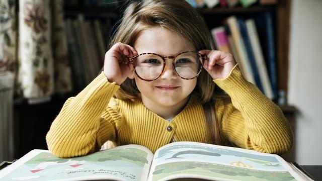 Una niña con gafas. |  | FREEPIK