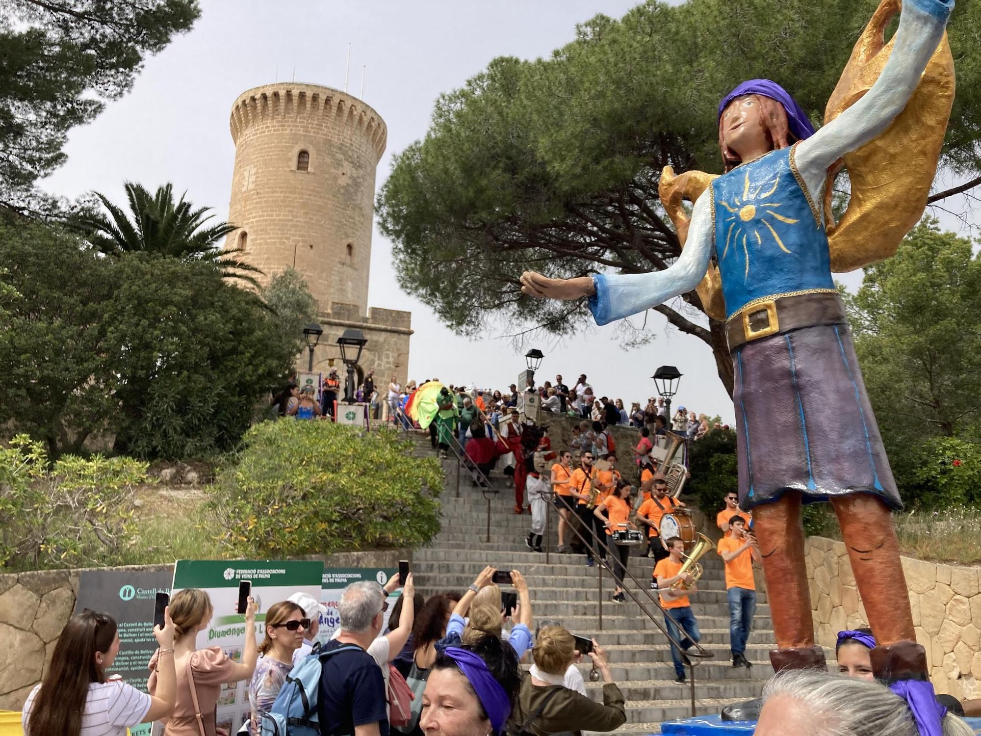 El paso del Àngel al inicio del pasacalles por la explanada de Bellver