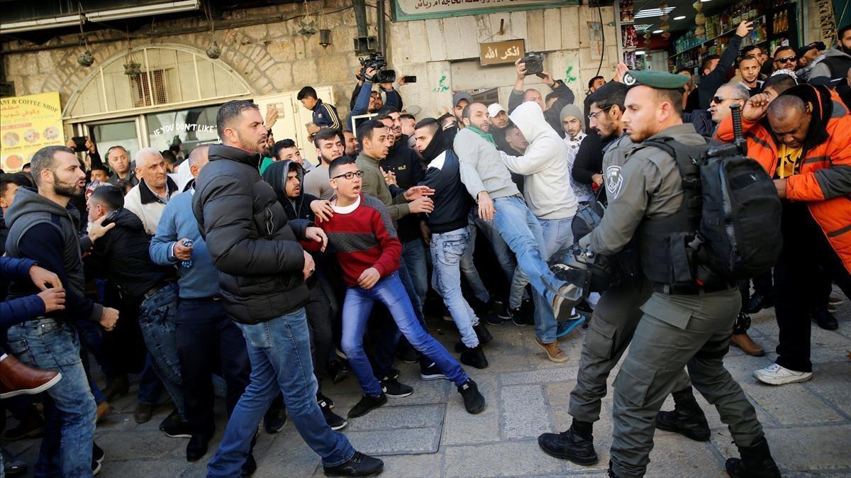 zentauroepp41238830 israeli border policemen and palestinians scuffle after frid171208130227