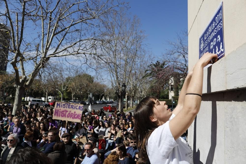 Centenares de estudiantes se manifiestan frente al Rectorado.