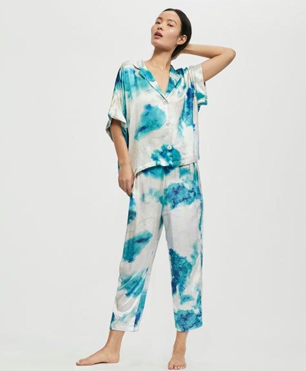 Pijama con manchas de tinta azules de Oysho. (Precio: 52,98 euros)