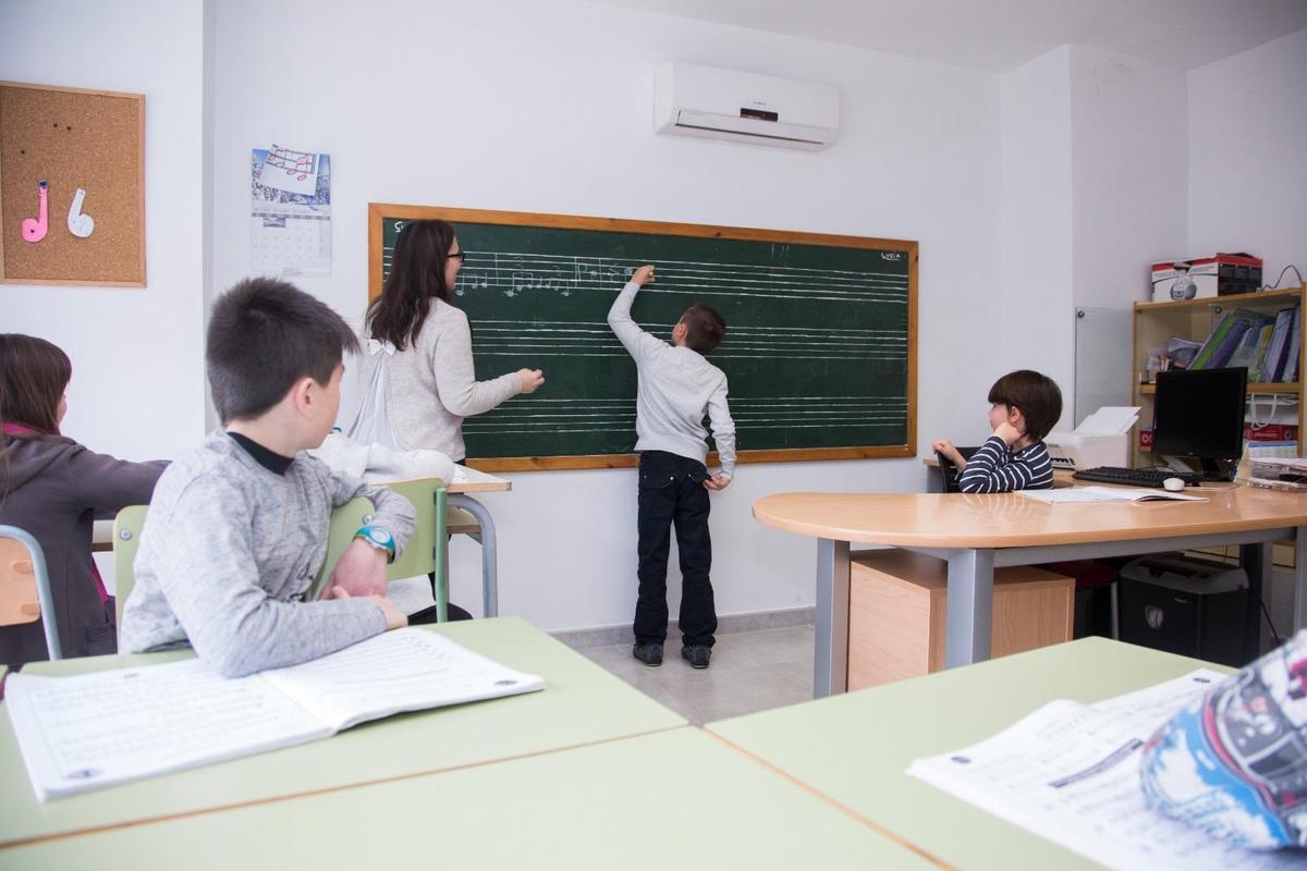 Una professora de música, amb els seus alumnes.