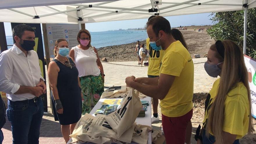 Entregan bolsas de tela para concienciar sobre la campaña de la Comunidad