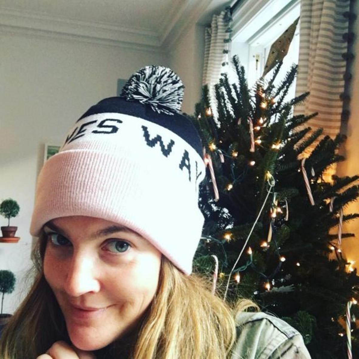 Drew Barrymore y su gorro navideño