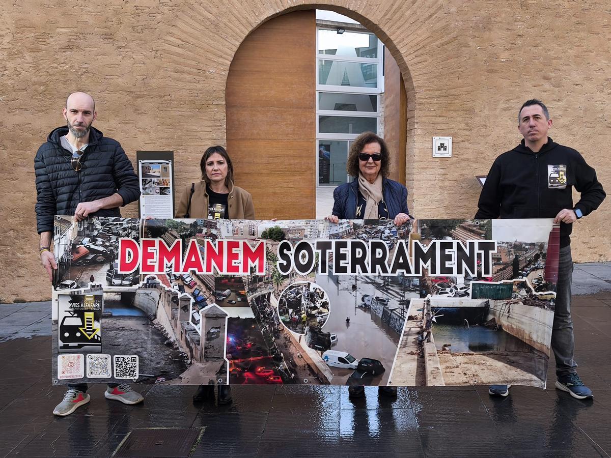 Protesta de la plataforma por el soterramiento delante del castell de Riba-Roja donde se celebra la comisión mixta.