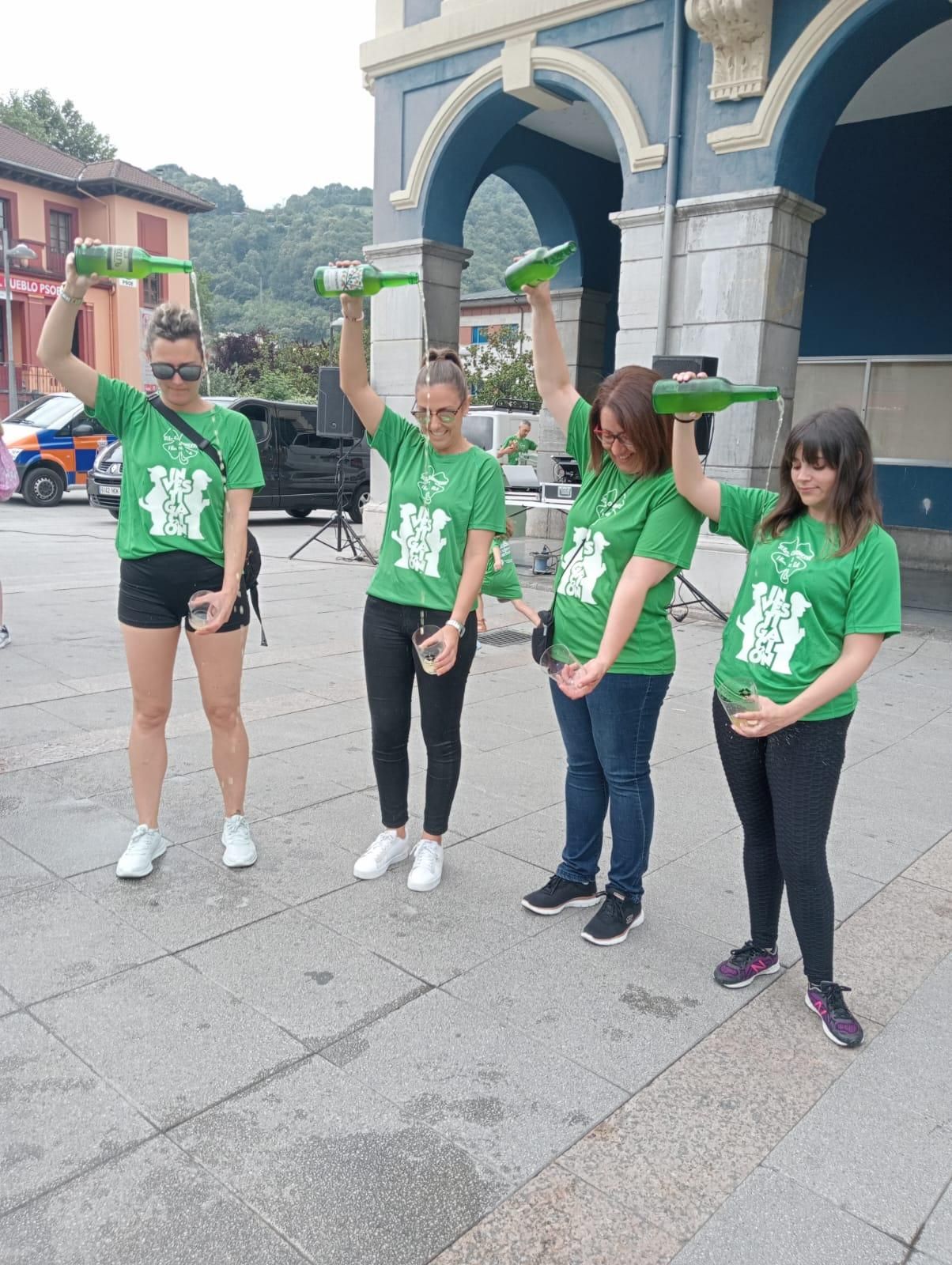 Doscientas personas marchan y escancian en Laviana para combatir la ELA