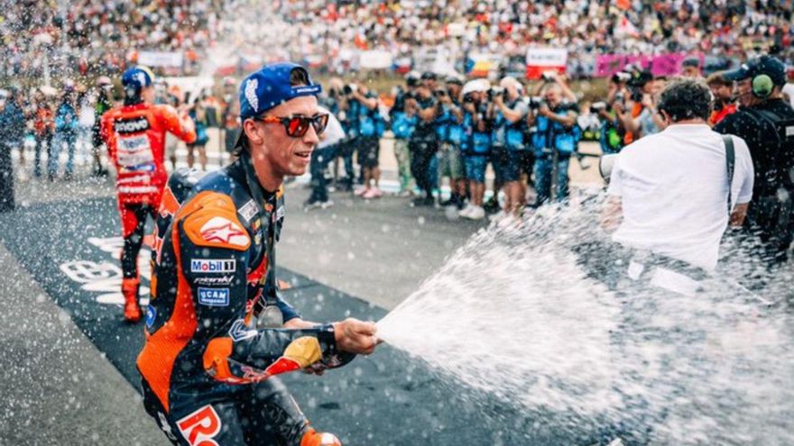 Pedro Acosta celebra por todo lo alto su vuelta a un podio en el Mundial.