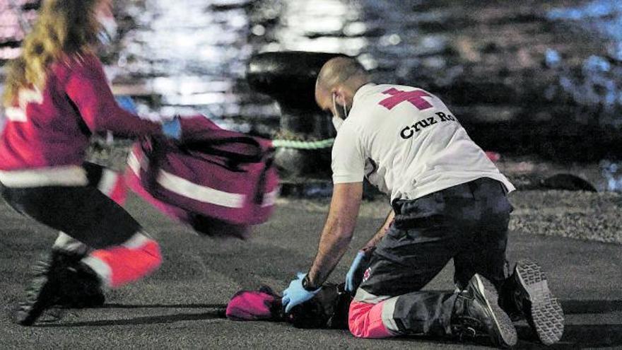 Paula y Miguel, la pareja de sanitarios de Cruz Roja, durante la reanimación a Eléne Habiba en el muelle de Arguineguín. | | ÁNGEL MEDINA / EFE