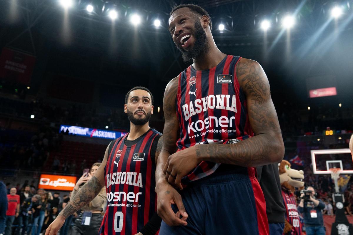 Donat Hall junto a Marcus Howard tras ganar a UCAM Murcia