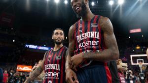 Donat Hall junto a Marcus Howard después de ganar a UCAM Murcia