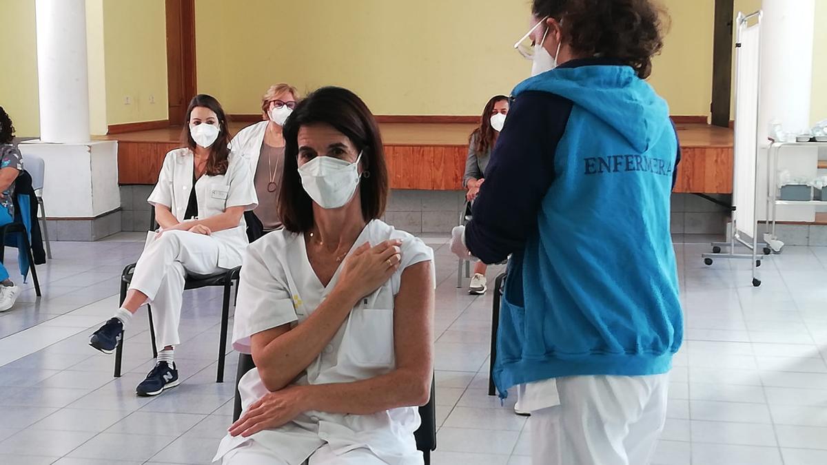 Sanidad vacuna a los sanitarios con la primera dosis de la COVID 19