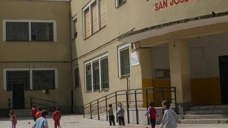 Varios niños juegan en el patio de uno de los colegios públicos de la capital.