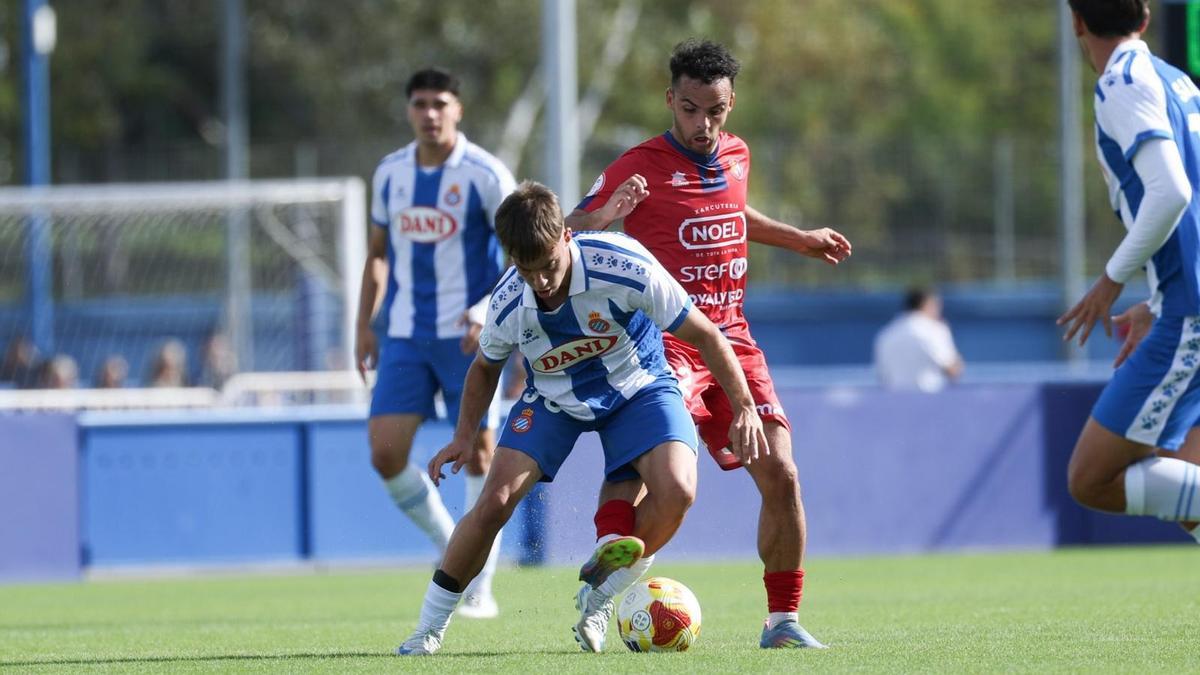 Una acció del partit entre l'Espanyol B i l'Olot.