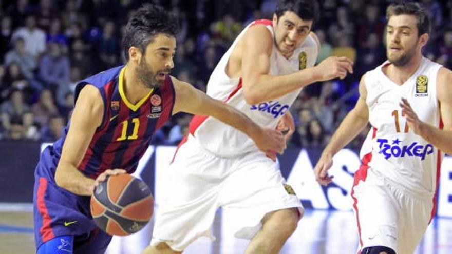 Navarro entra a canasta durante el partido.