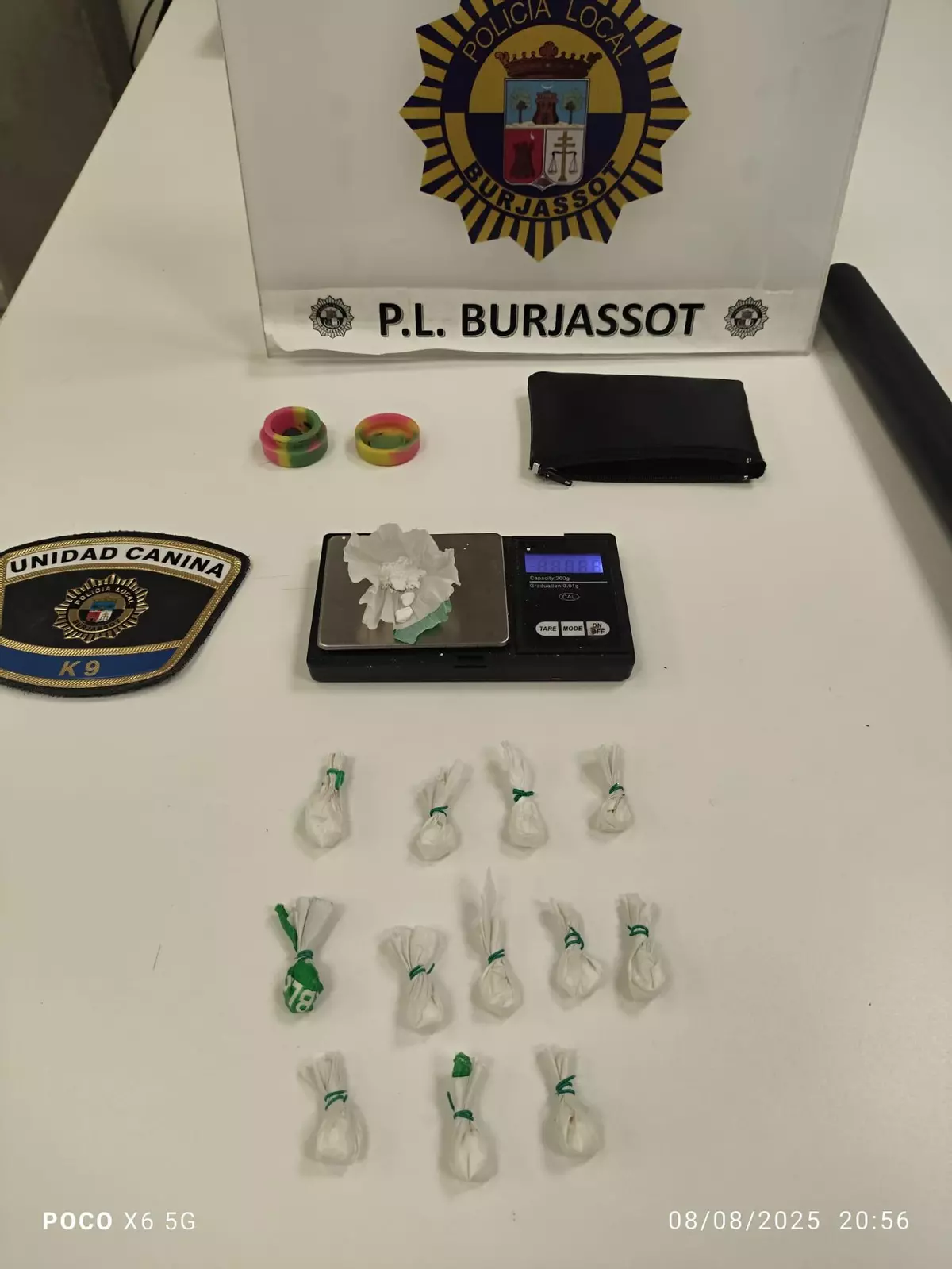 Abandona la cerveza entera al ver a la Policía Local..., y le pillan más de 8 gramos de coca