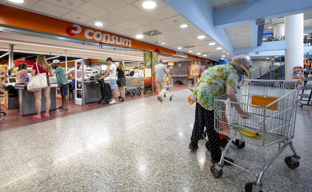 Barcelona. 04.06.2025. Barcelona. Interior del centro comercial de la Vila Olímpica, el Centre de la Vila, con muchas tiendas cerradas y pocos comercios abiertos. Fotografía de Jordi Cotrina