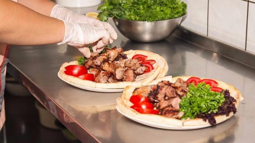 Detienen a tres trabajadores de un kebab de Pamplona por echar matarratas a la comida