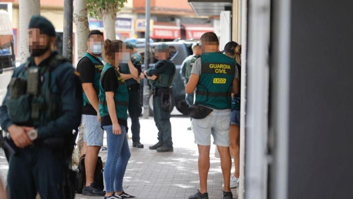 Agentes de la Guardia Civil, en el exterior de uno de los domicilios sometidos a registro ayer en Ibiza.