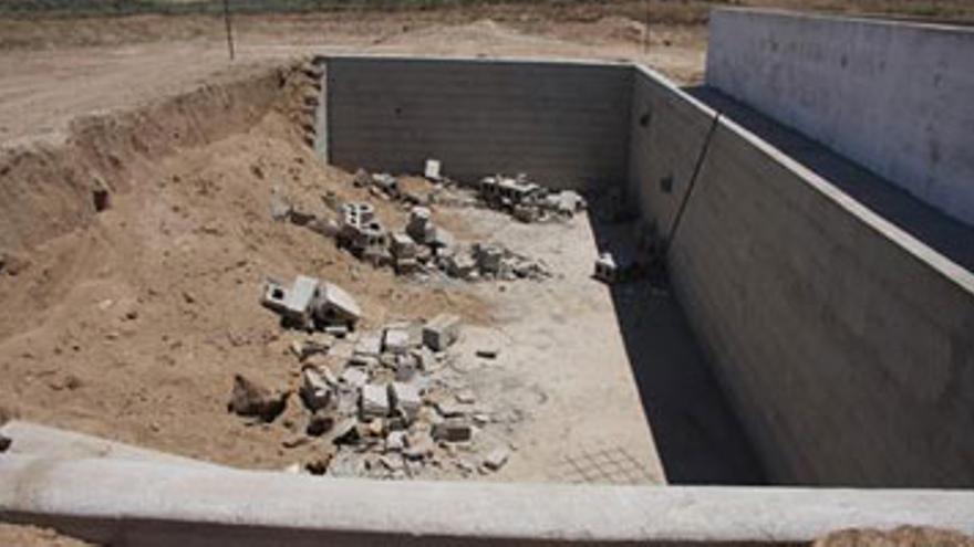 Dos albañiles mueren sepultados por un muro de una fosa séptica en Alburquerque