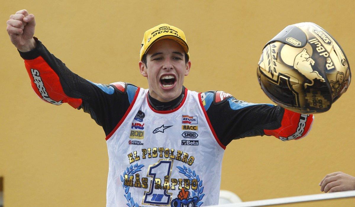 El piloto Alex Márquez (Estrella Galicia 0,0 Honda) celebra la conquista del título mundial de Moto3 al lograr la tercera posición en el Gran Premio de la Comunidad Valenciana disputado en el circuito "Ricardo Tormo" de Cheste, Valencia.