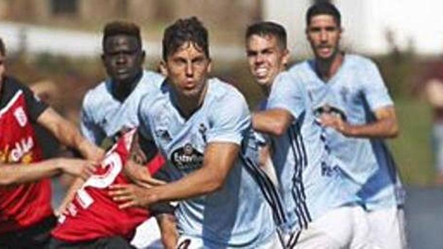 Un instante del partido disputado ayer entre el Celta B y el Melilla.