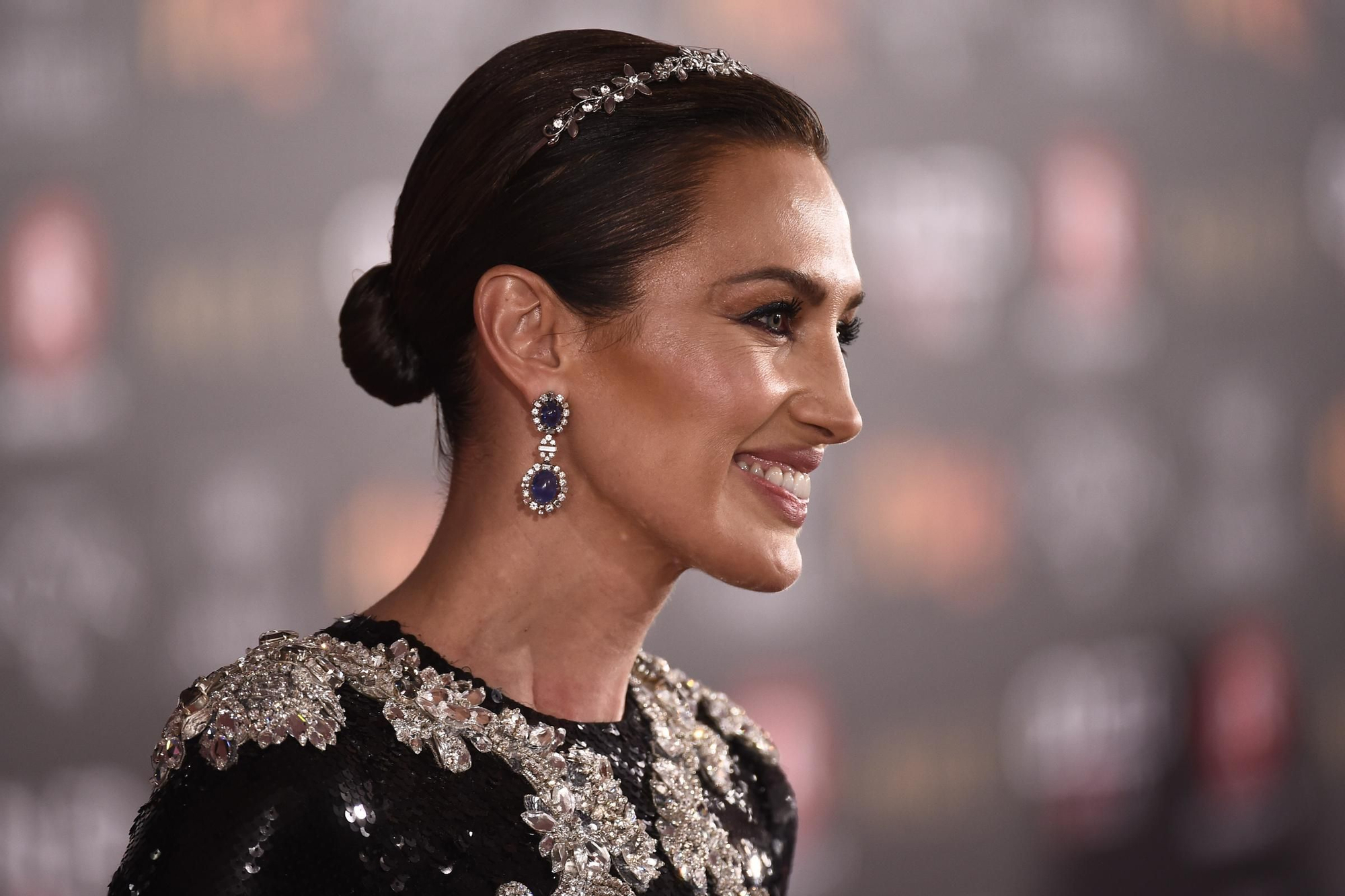 Detalle de la joyas de Bulgari de Nieves Álvarez y la diadema de su hija