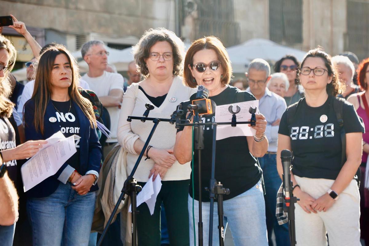 La concentración por la gestión de la dana de este 26 de abril, en imágenes