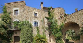 Sale a la venta un castillo fortificado del siglo XVII en el Empordà