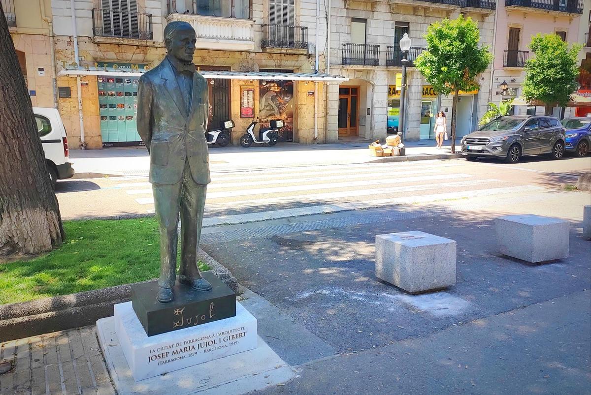 La estatua de Jujol, ante su Teatro Metropol.