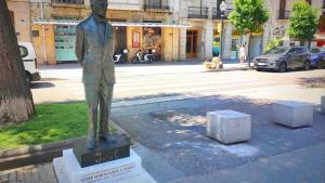 La estatua de Jujol, ante su Teatro Metropol.