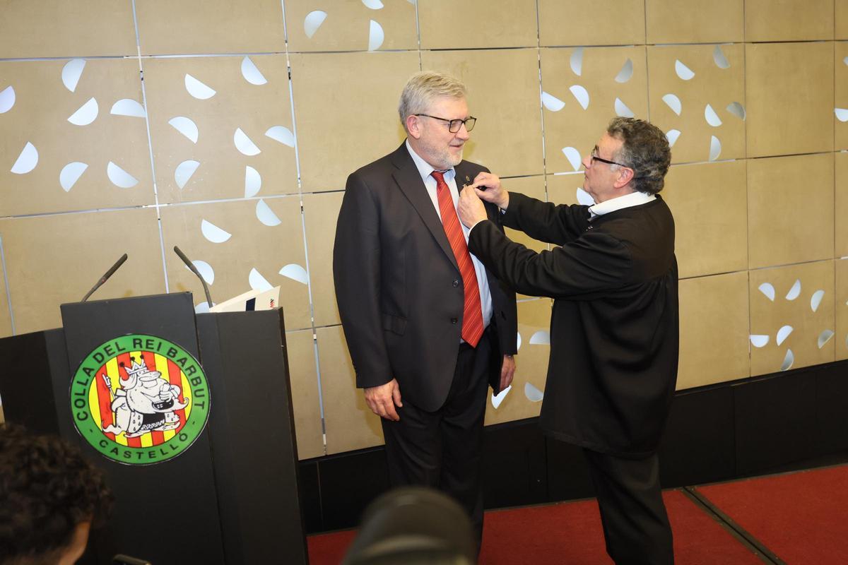 Galería de imágenes: La Filà d'En Trilles recibe el Voladoret d'Or de la Colla del Rei Barbut