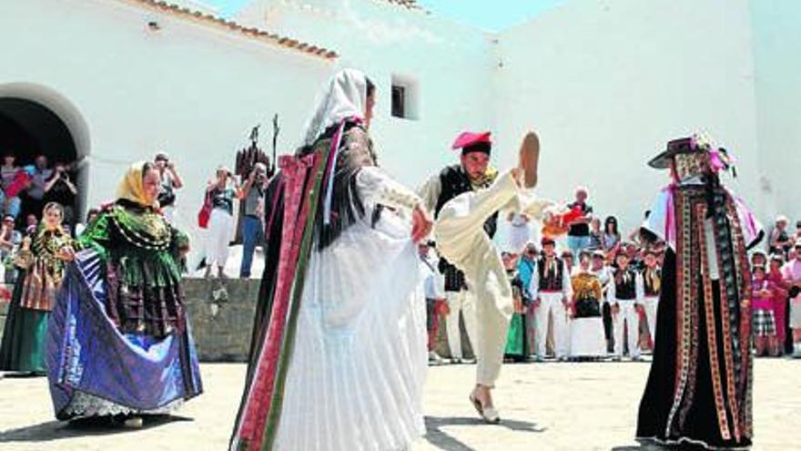 Demostración de bailes típicos en la plaza de la Iglesia, después de la misa.
