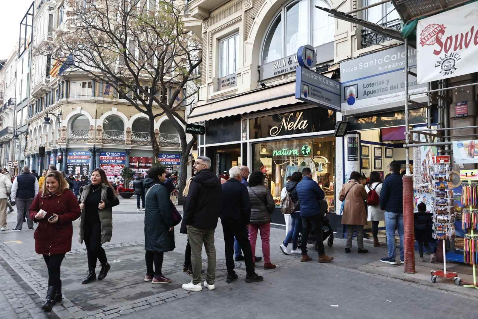 Colas para comprar décimos de la Lotería de Navidad en las expendedurías del centro de València