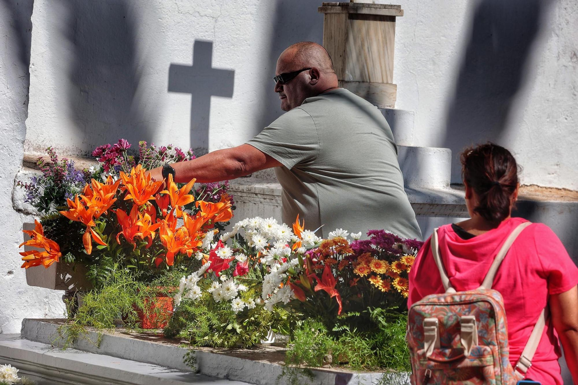Día de Todos los Santos en el cementerio de San Juan, en La Laguna