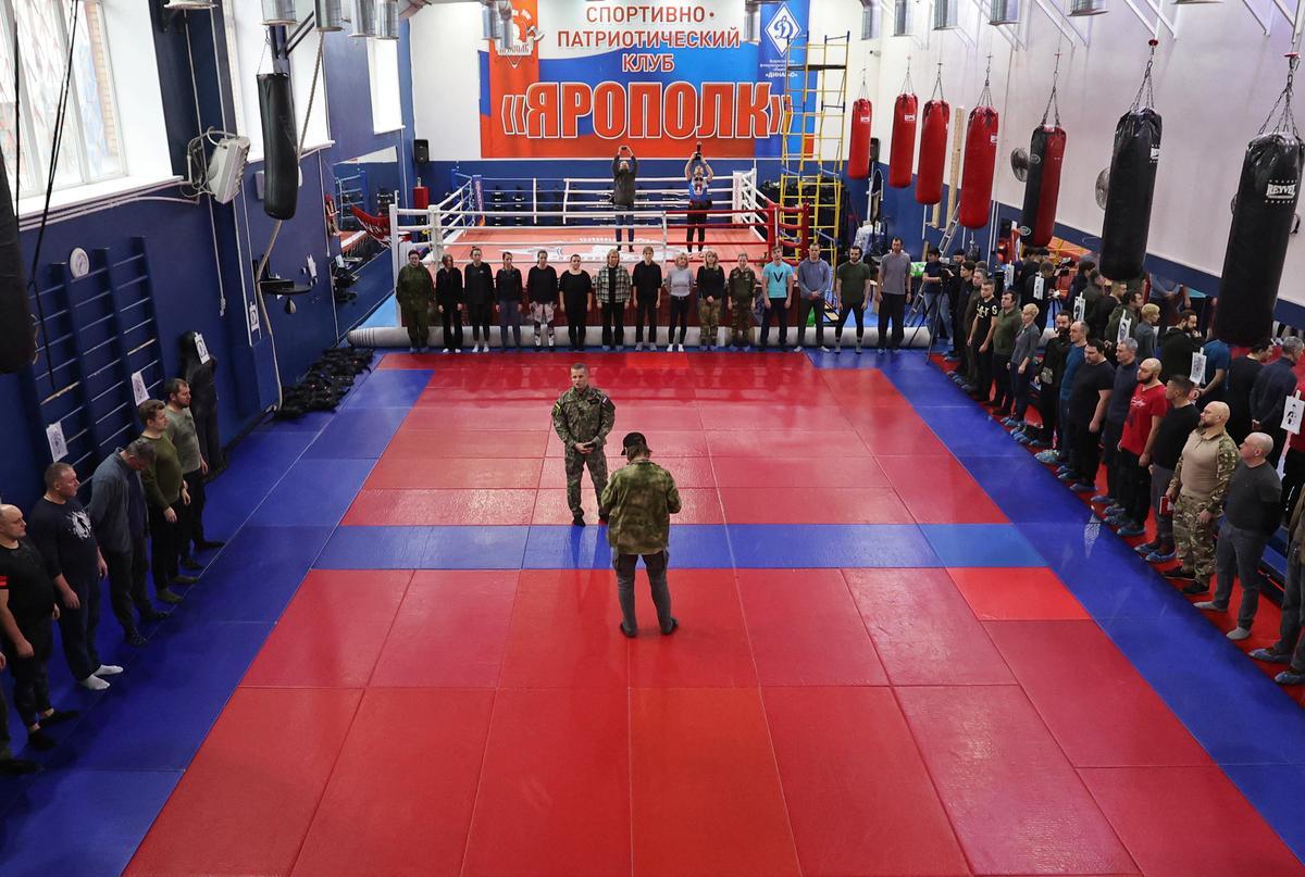 Ciudadanos de Moscú participan en un entrenamiento militar en el club militar-patriótico Yaropolk en Krasnogorsk