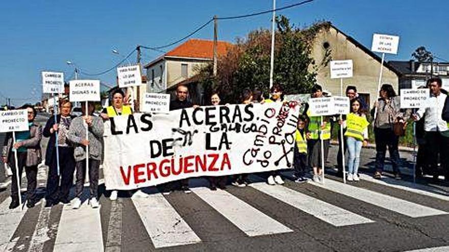 Protesta de vecinos de Vixoi para exigir un cambio de proyecto.