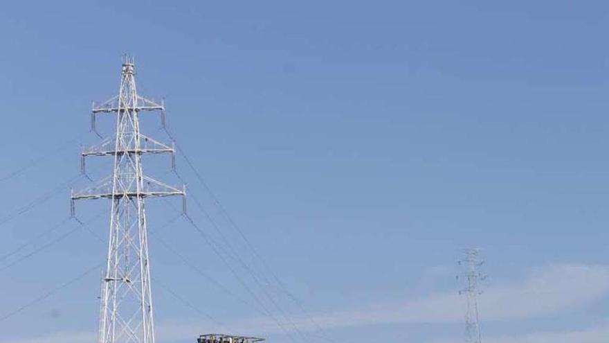 Las dos grandes torres instaladas a ambos lados de la ría para elevar la catenaria, vistas desde El Reblinco.