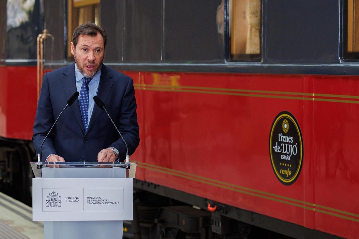 Óscar Puente presenta la nueva temporada de los trenes turísticos de lujo en una reciente visita a Sevilla.