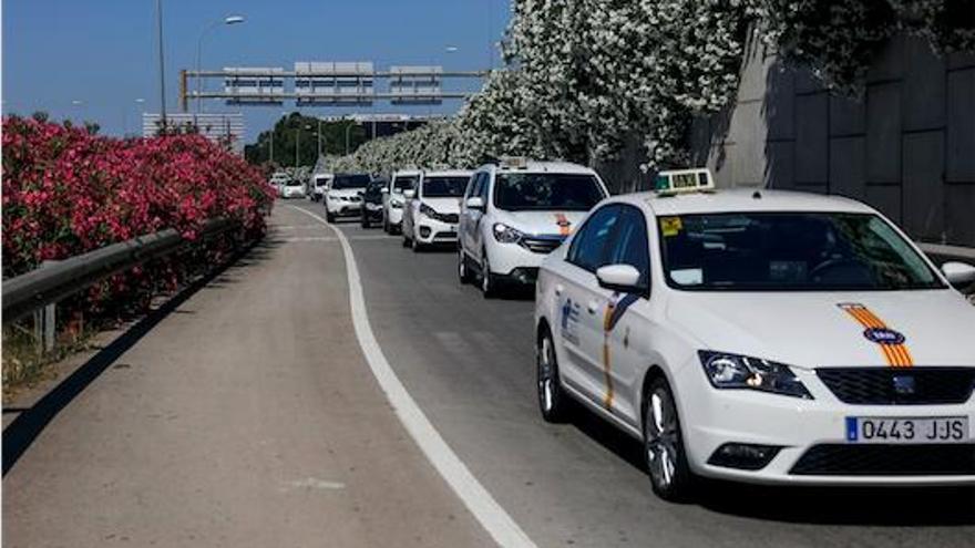 Neben einer zentralen Rufnummer fordern Branchenvertreter  eine gesonderte Taxi- und Busspur, um Staus Richtung Flughafen zu verhindern.