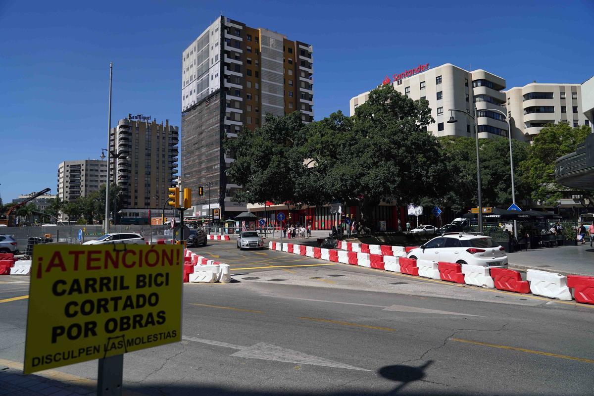 Cortes de tráfico y cierre en calle Hilera por las obras de ampliación del metro de Málaga.

