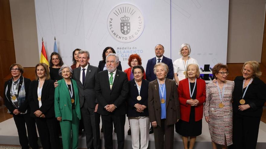 El Parlamento de Galicia reconoce el trabajo de las mujeres que lucharon por la igualdad, desde Manuela López Besteiro a las diputadas de Pekín