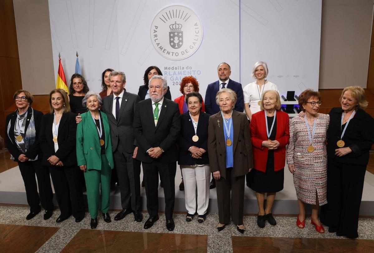 Las premiadas con el presidente de la Xunta, Alfonso Rueda; el titular del Parlamento, Miguel Ángel Santalices, y los miembros de la Mesa de la Cámara autonómica.