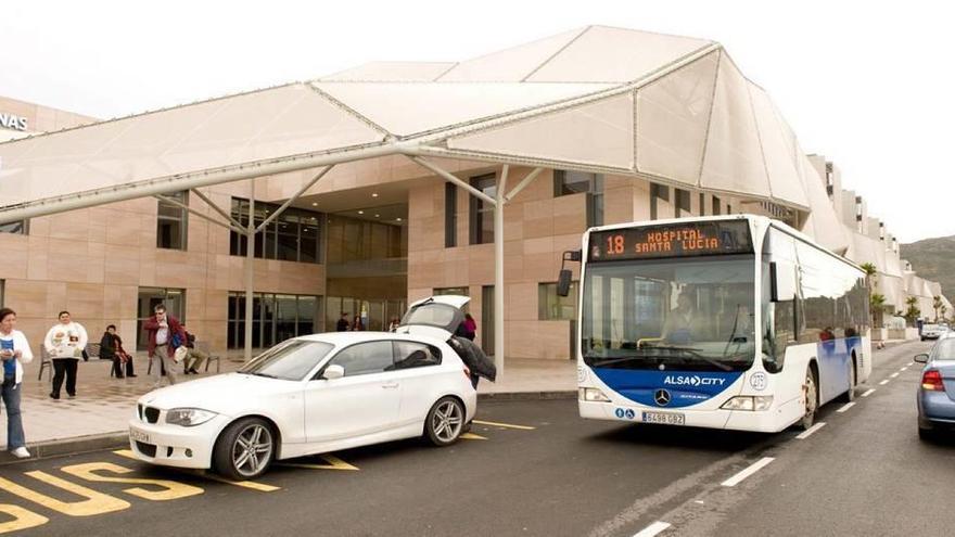 El autobús que une el Paseo con el hospital Santa Lucía aumenta su frecuencia cada diez minutos