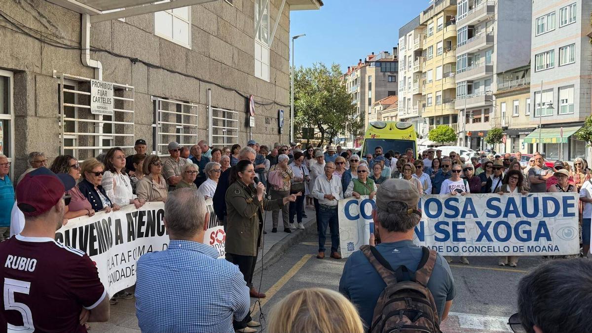 La alcaldesa durante su intervención en la concentración de este domingo por las urgencias.